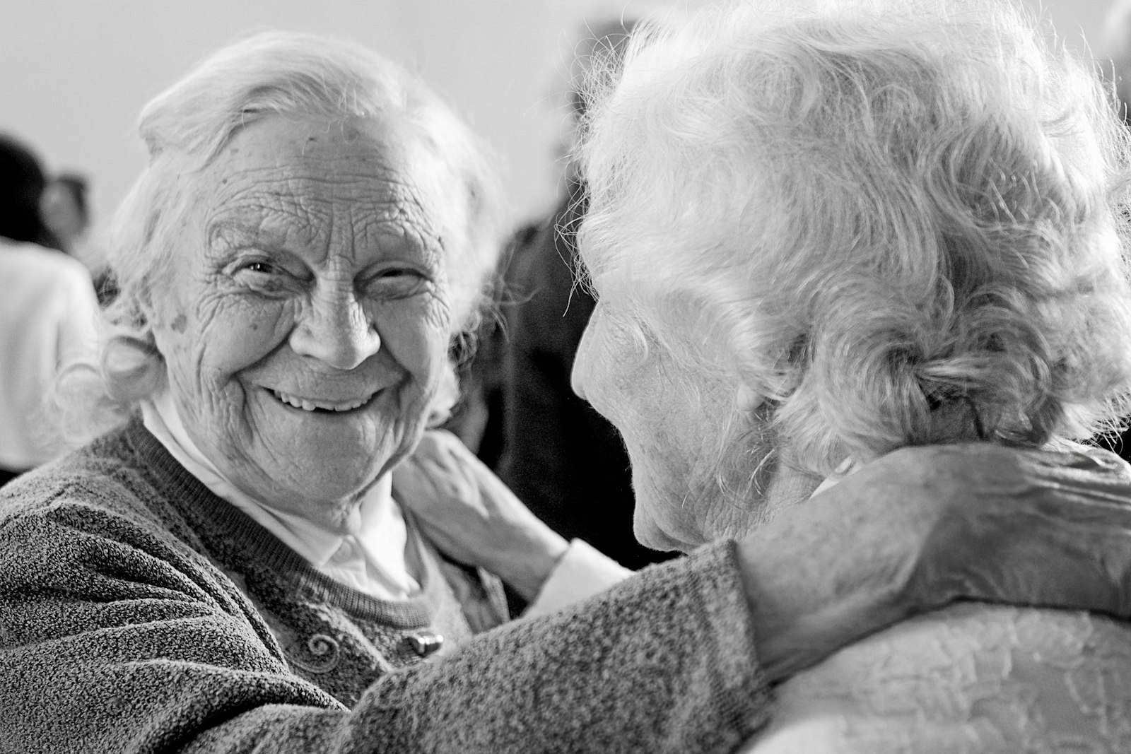 Deux résidentes complices partagent un sourire